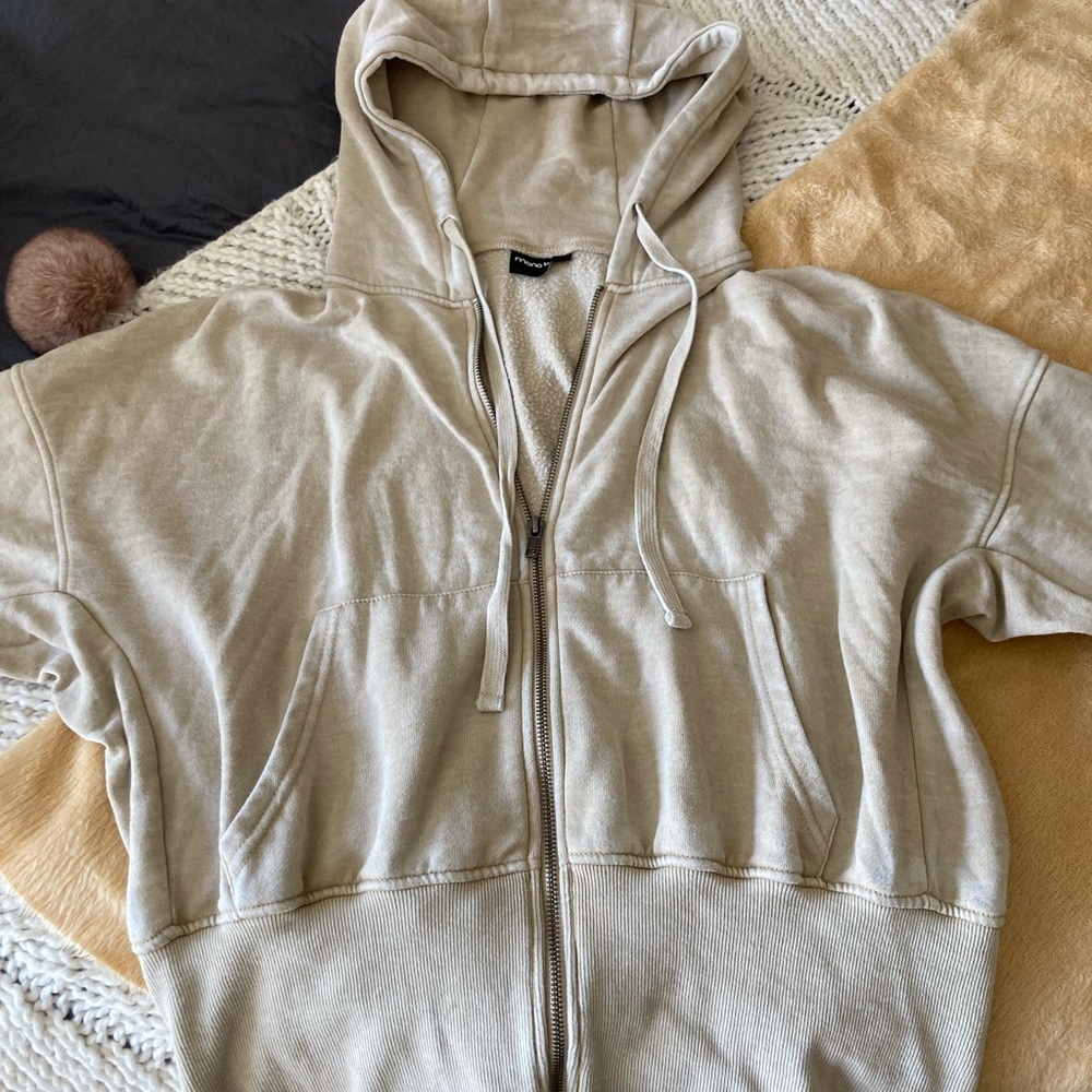 Cream colored thin women’s zip up. Size small.